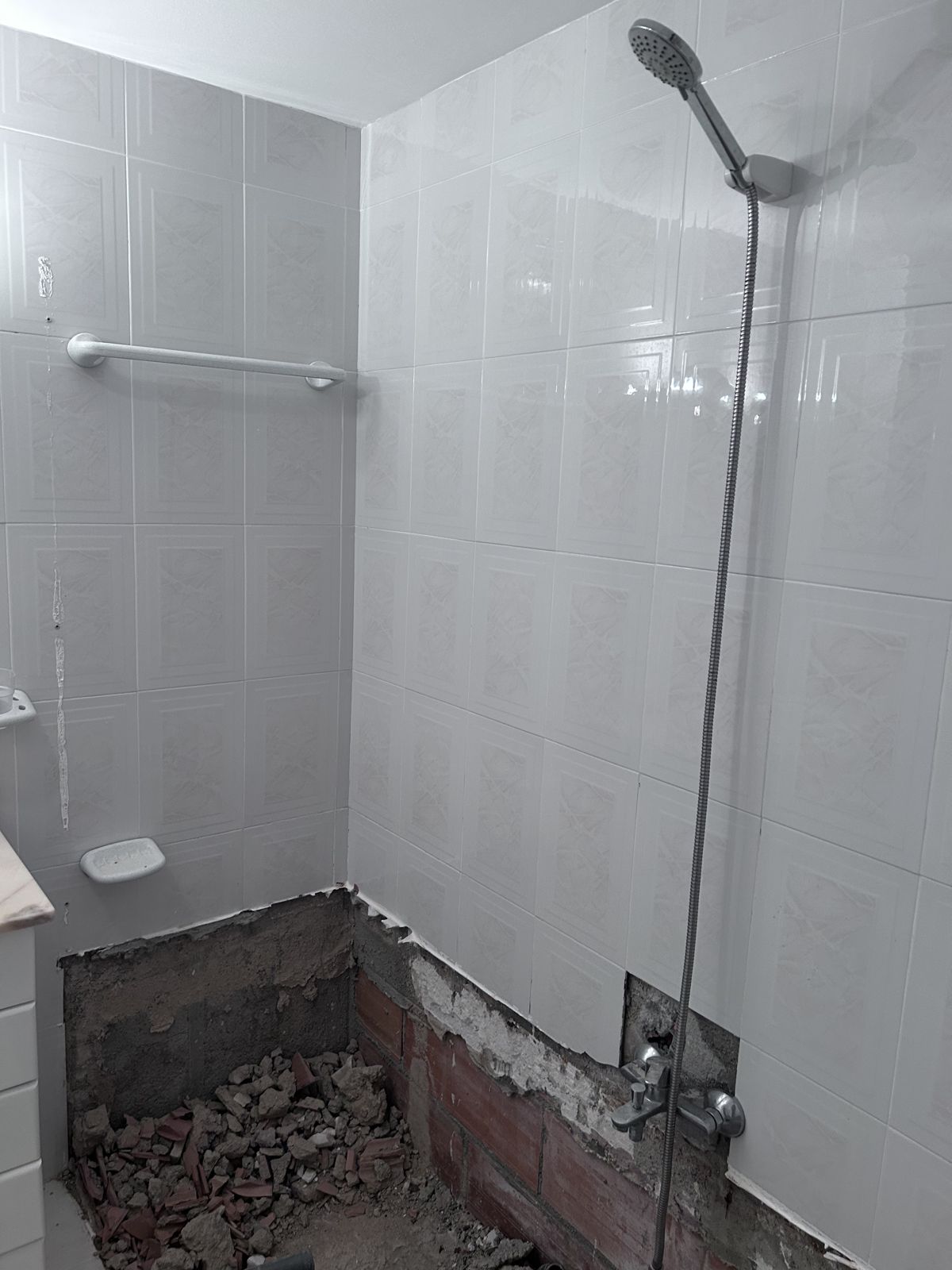 Antes: la bañera ya quitada y la base abierta.