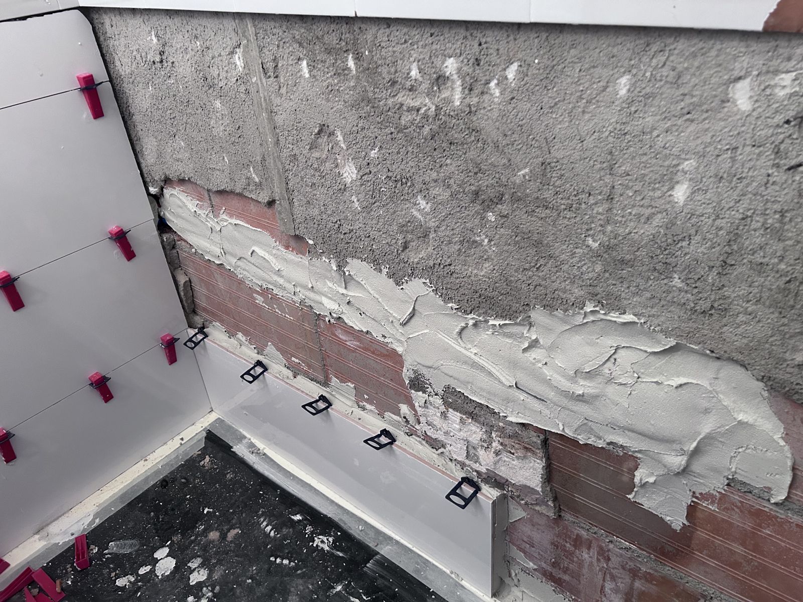Durante: pared preparada y azulejo nuevo en la parte baja.